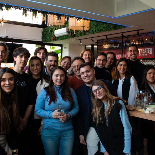 Varias personas posando para una foto en un bar